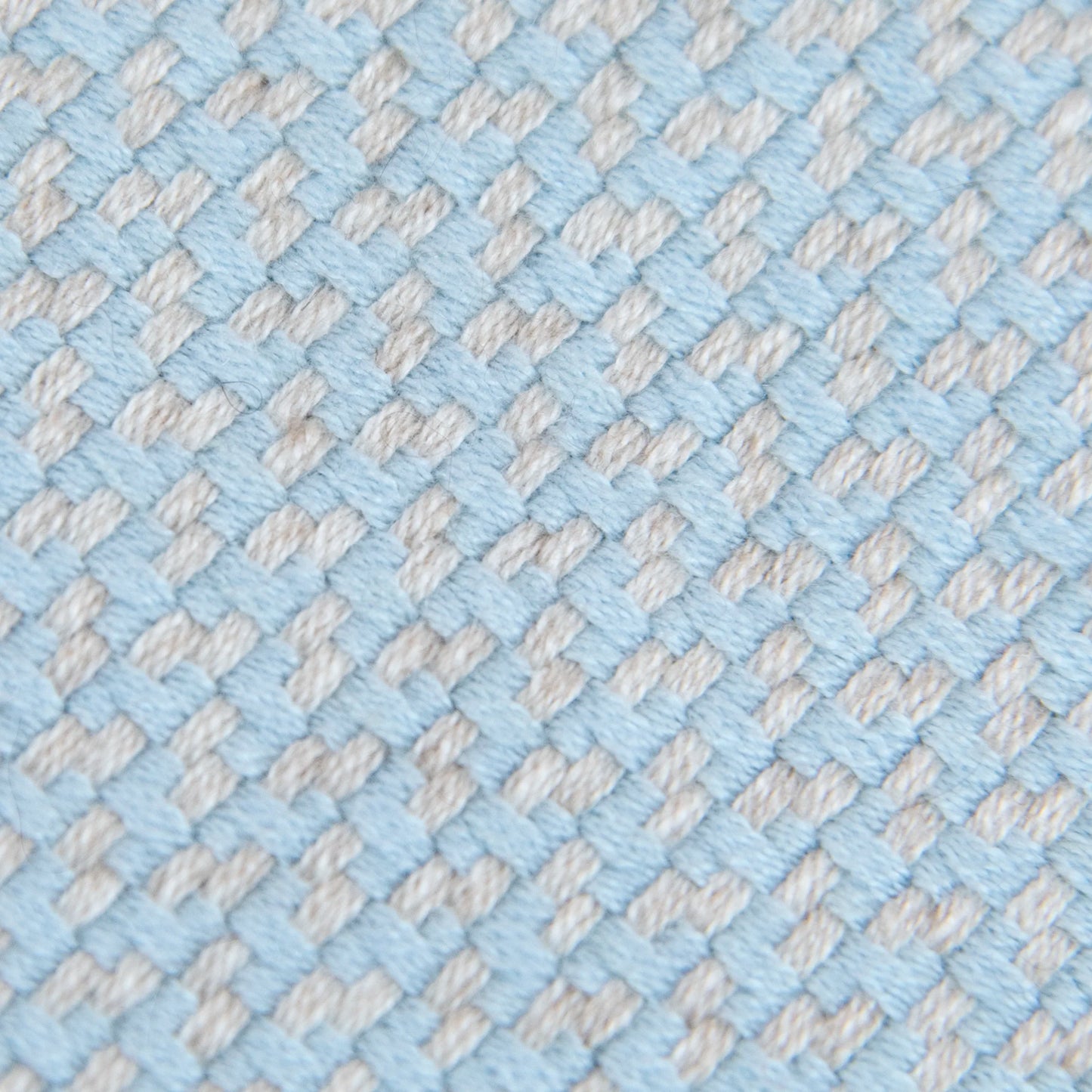 Dettaglio e texture tessuto della Sciarpa in cashmere e seta celeste Made in Italy. La seta dona luminosità alla trama, mentre i telai antichi ne garantiscono durata nel tempo.