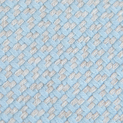 Dettaglio e texture tessuto della Sciarpa in cashmere e seta celeste Made in Italy. La seta dona luminosità alla trama, mentre i telai antichi ne garantiscono durata nel tempo.