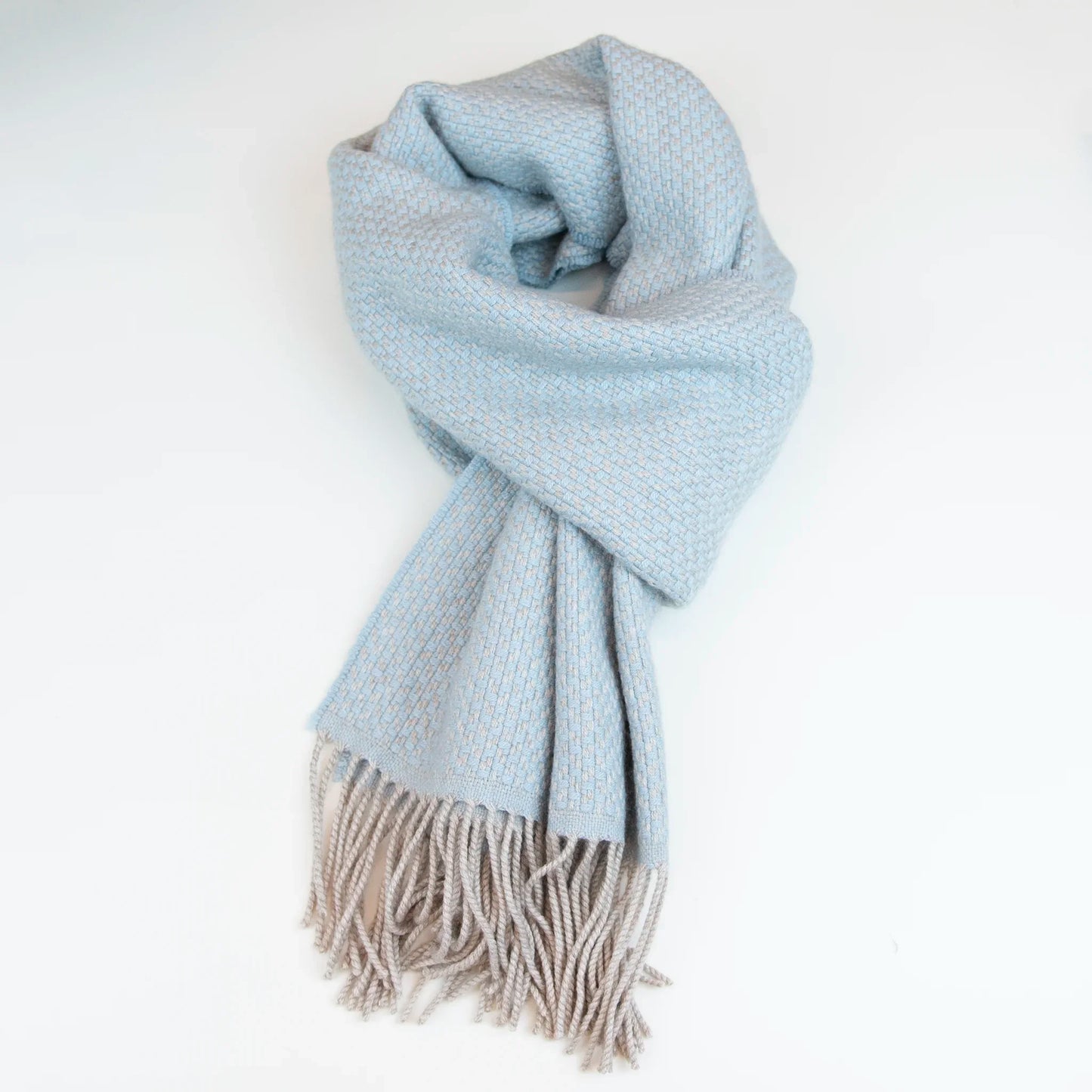Sciarpa in cashmere e seta celeste Made in Italy. La seta dona luminosità alla trama, mentre i telai antichi ne garantiscono durata nel tempo.