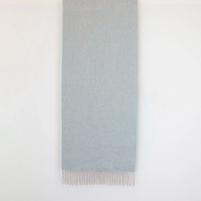 Sciarpa in cashmere e seta celeste Made in Italy. La seta dona luminosità alla trama, mentre i telai antichi ne garantiscono durata nel tempo.