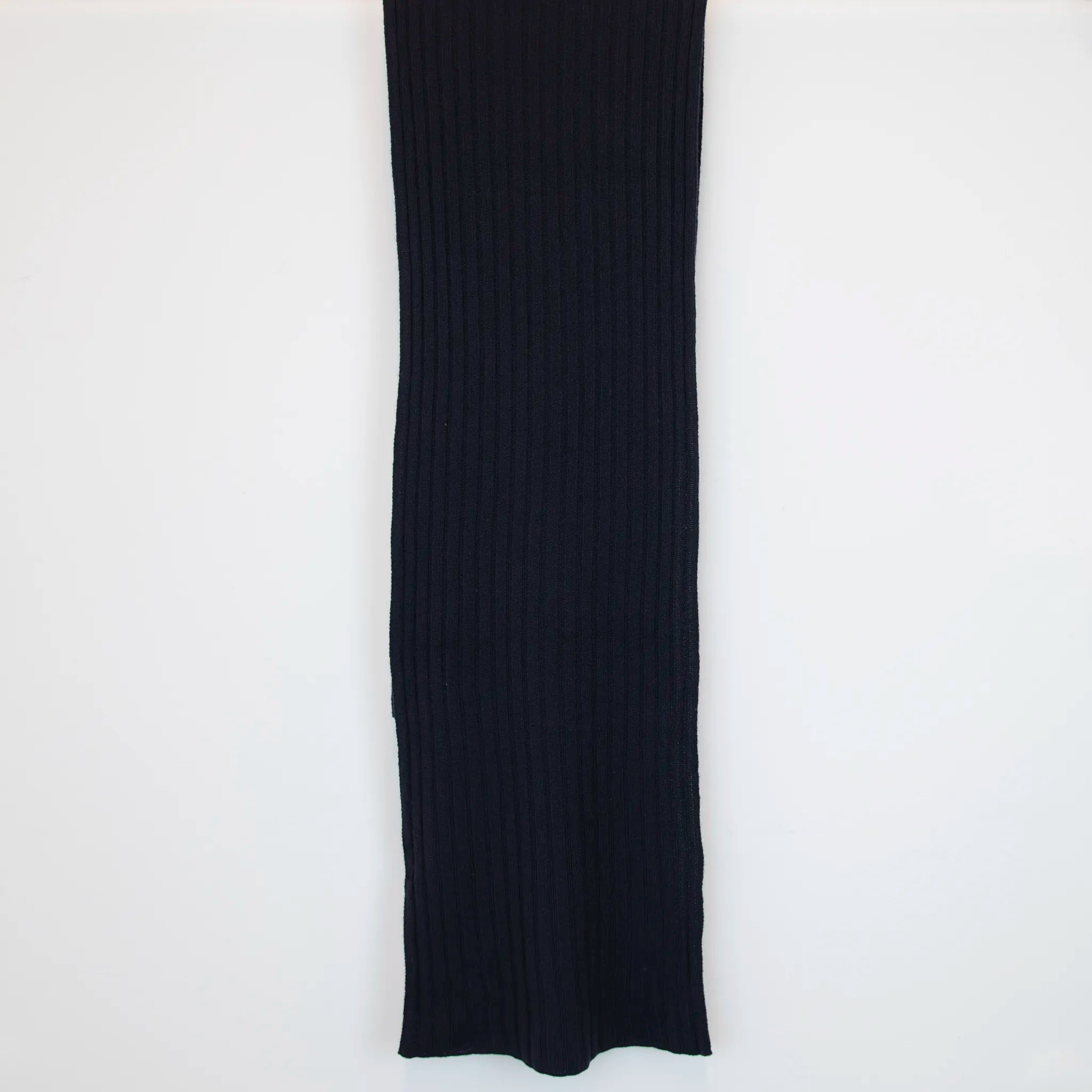 Sciarpa in 100% cashmere blu, Made in Italy, con trama artigianale realizzata su antichi telai. La struttura robusta e la durata eccezionale del tessuto offrono calore, comfort e leggerezza. Perfetta per aggiungere un tocco di eleganza a qualsiasi outfit, adatta sia a look casual che sofisticati.