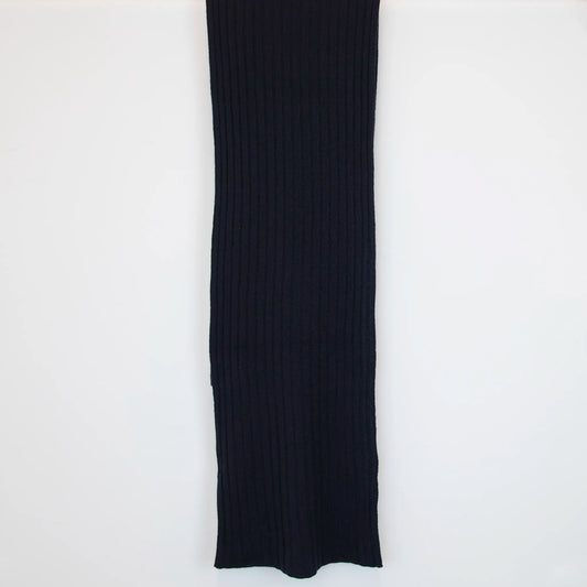 Sciarpa in 100% cashmere blu, Made in Italy, con trama artigianale realizzata su antichi telai. La struttura robusta e la durata eccezionale del tessuto offrono calore, comfort e leggerezza. Perfetta per aggiungere un tocco di eleganza a qualsiasi outfit, adatta sia a look casual che sofisticati.