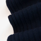 Dettaglio e texture del tessuto della sciarpa in 100% cashmere blu, Made in Italy, con trama artigianale realizzata su antichi telai. La struttura robusta e la durata eccezionale del tessuto offrono calore, comfort e leggerezza. Perfetta per aggiungere un tocco di eleganza a qualsiasi outfit, adatta sia a look casual che sofisticati.