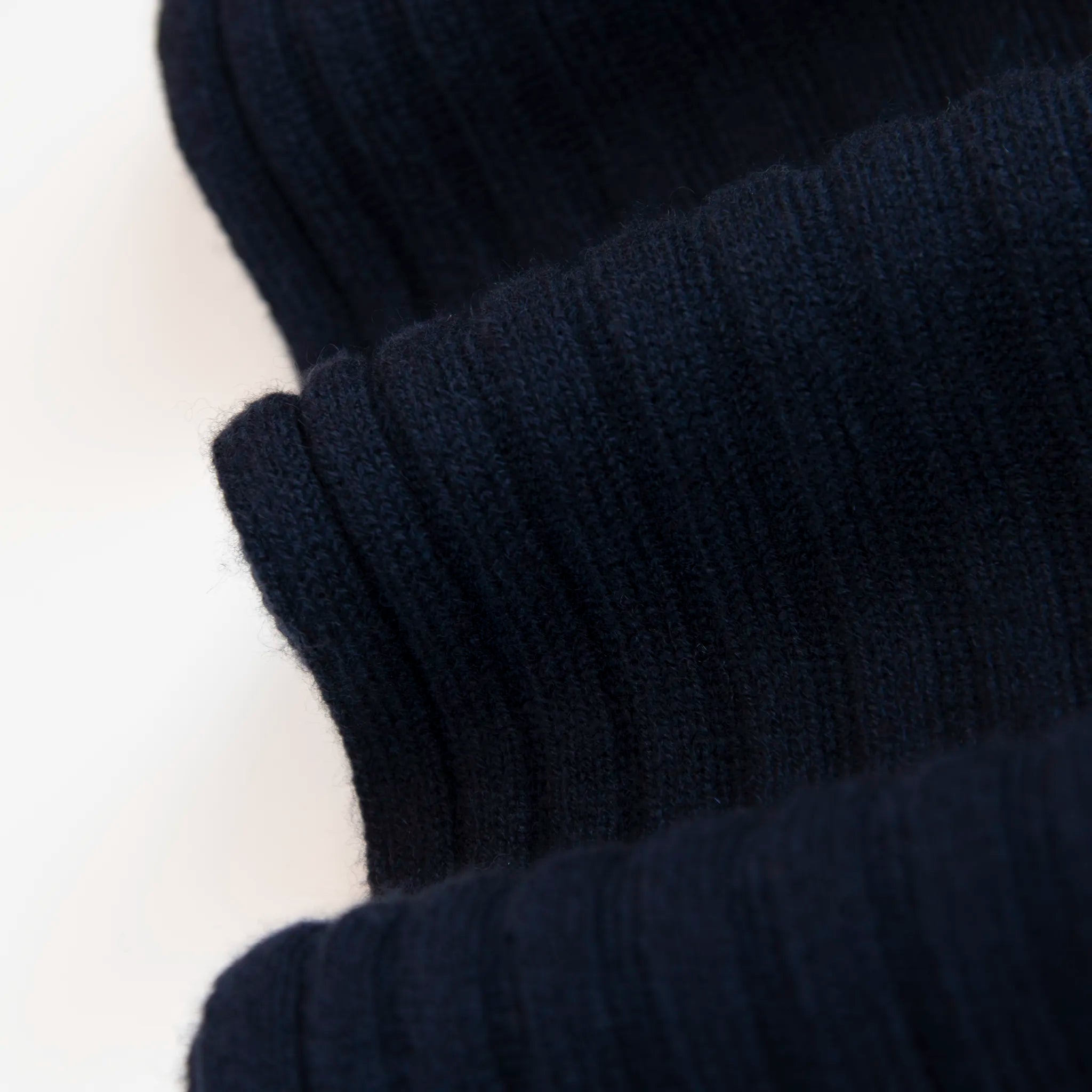 Dettaglio e texture del tessuto della sciarpa in 100% cashmere blu, Made in Italy, con trama artigianale realizzata su antichi telai. La struttura robusta e la durata eccezionale del tessuto offrono calore, comfort e leggerezza. Perfetta per aggiungere un tocco di eleganza a qualsiasi outfit, adatta sia a look casual che sofisticati.