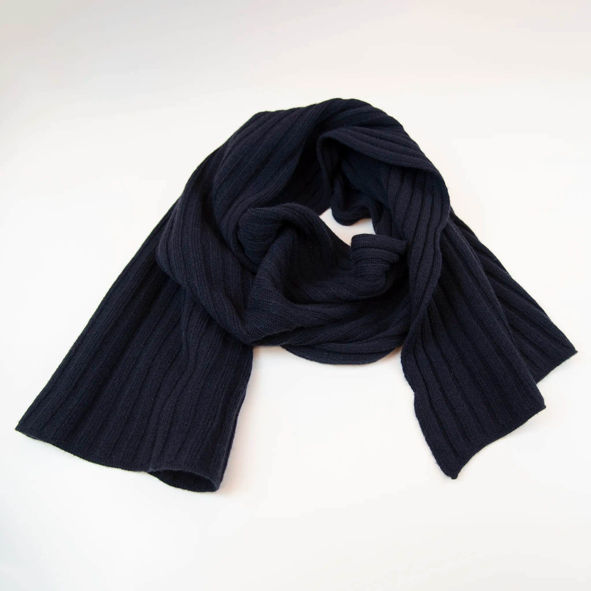Sciarpa in 100% cashmere blu, Made in Italy, con trama artigianale realizzata su antichi telai. La struttura robusta e la durata eccezionale del tessuto offrono calore, comfort e leggerezza. Perfetta per aggiungere un tocco di eleganza a qualsiasi outfit, adatta sia a look casual che sofisticati.