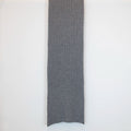Sciarpa in 100% cashmere grigia, Made in Italy, con trama artigianale realizzata su antichi telai. La struttura robusta e la durata eccezionale del tessuto offrono calore, comfort e leggerezza. Perfetta per aggiungere un tocco di eleganza a qualsiasi outfit, adatta sia a look casual che sofisticati.