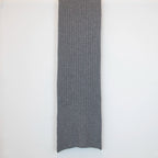 Sciarpa in 100% cashmere grigia, Made in Italy, con trama artigianale realizzata su antichi telai. La struttura robusta e la durata eccezionale del tessuto offrono calore, comfort e leggerezza. Perfetta per aggiungere un tocco di eleganza a qualsiasi outfit, adatta sia a look casual che sofisticati.