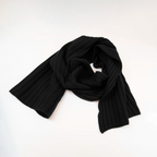 Sciarpa in 100% cashmere nera, Made in Italy, con trama artigianale realizzata su antichi telai. La struttura robusta e la durata eccezionale del tessuto offrono calore, comfort e leggerezza. Perfetta per aggiungere un tocco di eleganza a qualsiasi outfit, adatta sia a look casual che sofisticati.