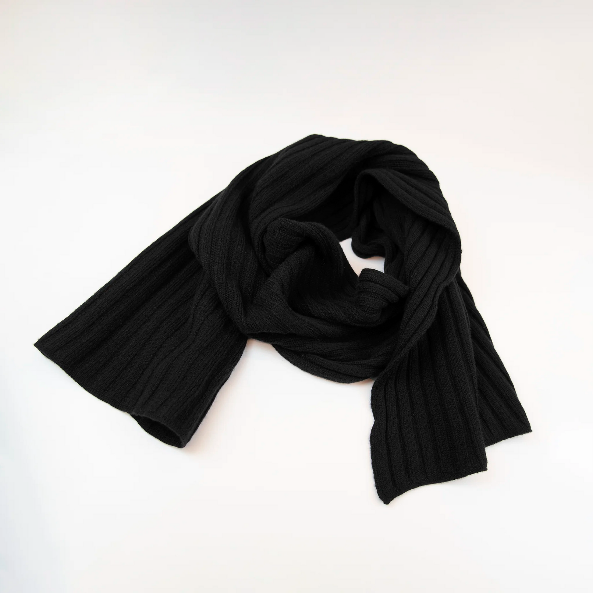 Sciarpa in 100% cashmere nera, Made in Italy, con trama artigianale realizzata su antichi telai. La struttura robusta e la durata eccezionale del tessuto offrono calore, comfort e leggerezza. Perfetta per aggiungere un tocco di eleganza a qualsiasi outfit, adatta sia a look casual che sofisticati.