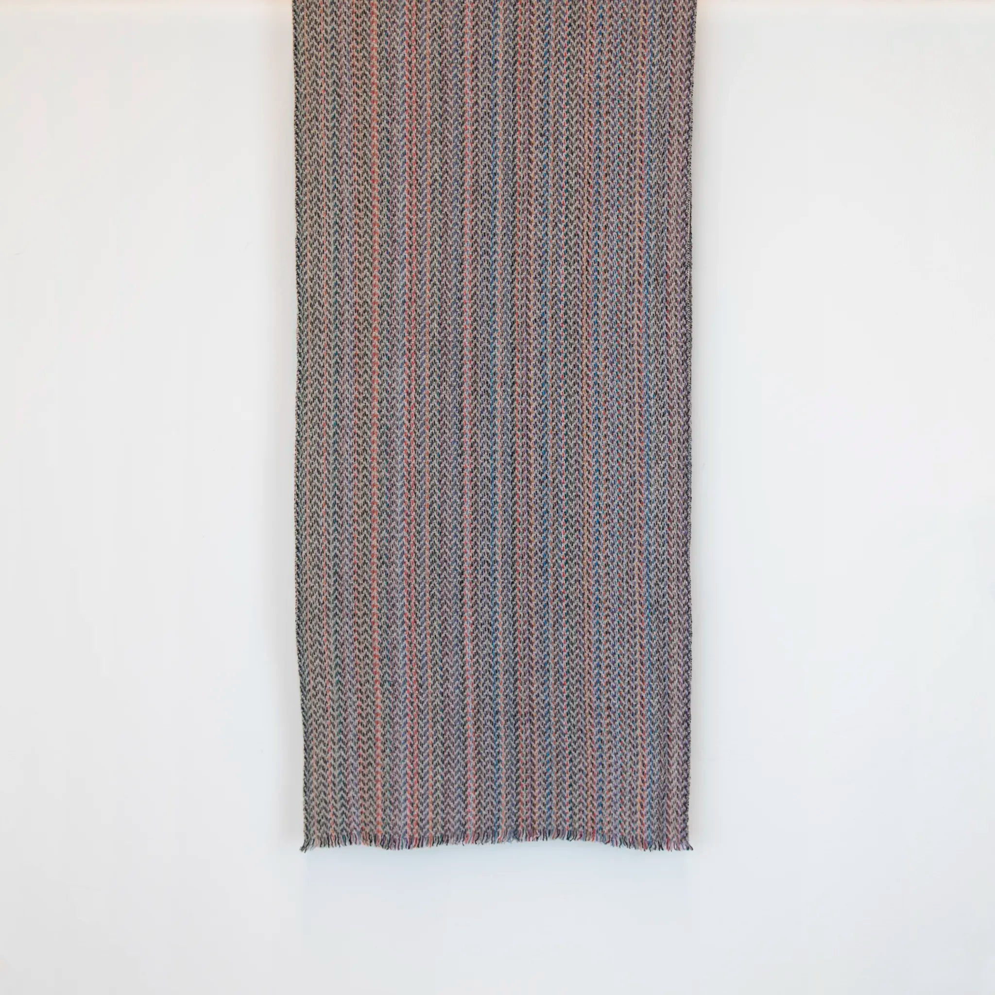 Sciarpa in 100% cashmere di altissima qualità, Made in Italy, realizzata su telai in legno manuali degli anni '30. La base in vello di capra non colorato si intreccia con 100 fili di diverse tonalità, creando una profondità cromatica unica e un equilibrio armonioso di colori. Il risultato è un intreccio vibrante che esalta la morbidezza, la leggerezza e l'eleganza naturale del cashmere. Un accessorio raffinato, frutto della creatività di designer specializzati.