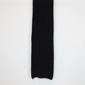 Sciarpa in 100% cashmere nera, Made in Italy, realizzata su telai antichi con trama a nodo perlato. La morbidezza eccezionale e l'effetto compatto e voluminoso della texture conferiscono al filato un calore avvolgente, ideale per le stagioni più fredde. Un accessorio di alta qualità che unisce eleganza e comfort, perfetto per aggiungere un tocco di lusso al tuo look.