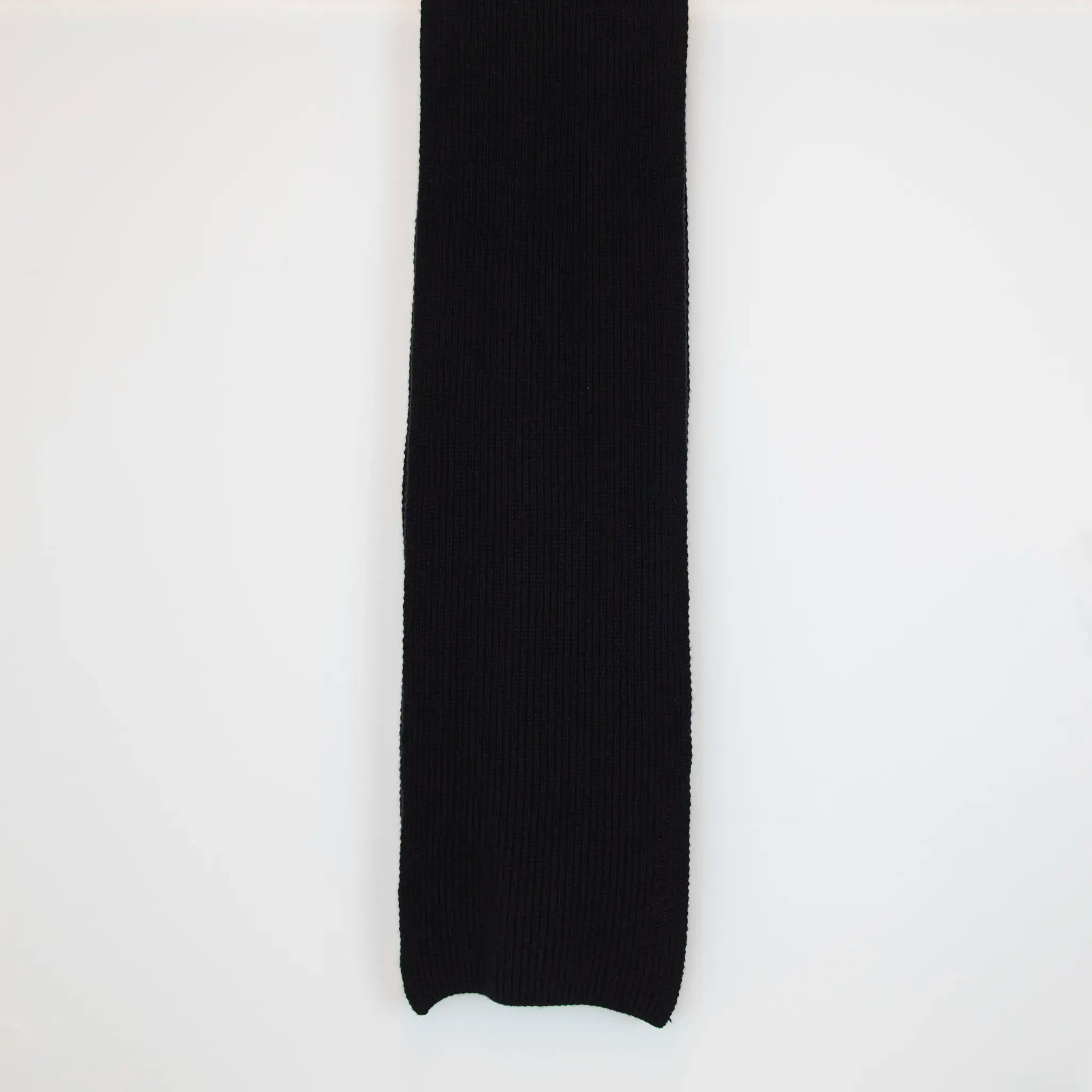 Sciarpa in 100% cashmere nera, Made in Italy, realizzata su telai antichi con trama a nodo perlato. La morbidezza eccezionale e l'effetto compatto e voluminoso della texture conferiscono al filato un calore avvolgente, ideale per le stagioni più fredde. Un accessorio di alta qualità che unisce eleganza e comfort, perfetto per aggiungere un tocco di lusso al tuo look.