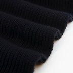 Dettaglio e texture tessuto della sciarpa in 100% cashmere nera, Made in Italy, realizzata su telai antichi con trama a nodo perlato. La morbidezza eccezionale e l'effetto compatto e voluminoso della texture conferiscono al filato un calore avvolgente, ideale per le stagioni più fredde. Un accessorio di alta qualità che unisce eleganza e comfort, perfetto per aggiungere un tocco di lusso al tuo look.