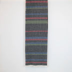 Sciarpa in 100% cashmere, realizzata in Italia con ricamo 3D su filato naturale, senza pigmenti. Lavorazione artigianale su telai antichi garantisce durata e qualità. Design esclusivo, con colori creati da designer per un capo elegante e versatile.