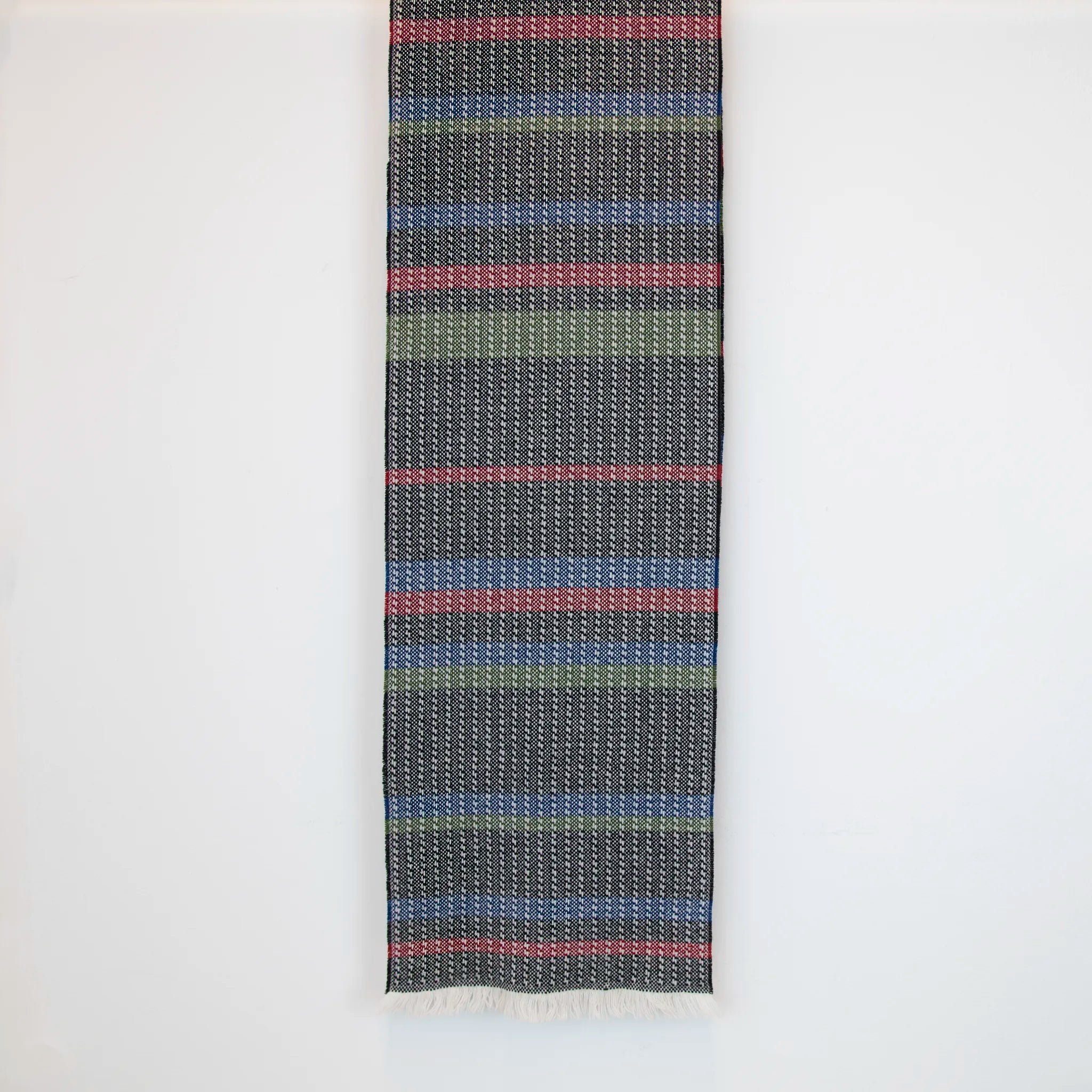 Sciarpa in 100% cashmere, realizzata in Italia con ricamo 3D su filato naturale, senza pigmenti. Lavorazione artigianale su telai antichi garantisce durata e qualità. Design esclusivo, con colori creati da designer per un capo elegante e versatile.