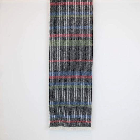 Sciarpa in 100% cashmere, realizzata in Italia con ricamo 3D su filato naturale, senza pigmenti. Lavorazione artigianale su telai antichi garantisce durata e qualità. Design esclusivo, con colori creati da designer per un capo elegante e versatile.