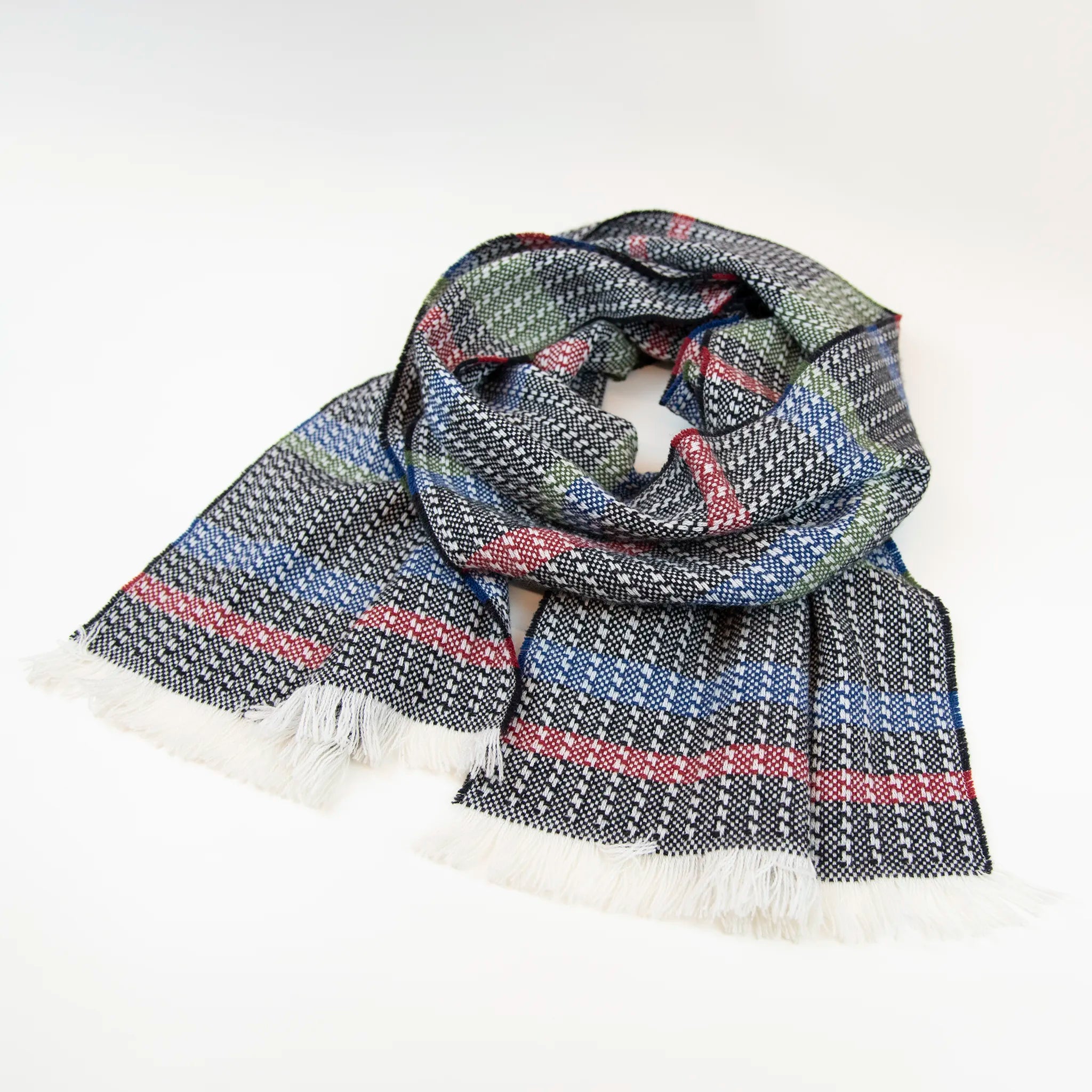 Sciarpa in 100% cashmere, realizzata in Italia con ricamo 3D su filato naturale, senza pigmenti. Lavorazione artigianale su telai antichi garantisce durata e qualità. Design esclusivo, con colori creati da designer per un capo elegante e versatile.