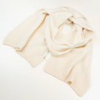 Sciarpa in 100% cashmere panna, Made in Italy, realizzata su telai antichi con trama a nodo perlato. La morbidezza eccezionale e l'effetto compatto e voluminoso della texture conferiscono al filato un calore avvolgente, ideale per le stagioni più fredde. Un accessorio di alta qualità che unisce eleganza e comfort, perfetto per aggiungere un tocco di lusso al tuo look.