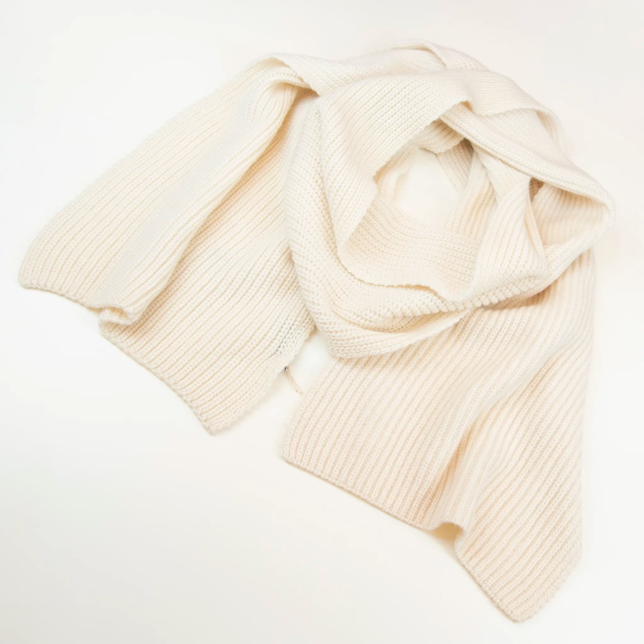 Sciarpa in 100% cashmere panna, Made in Italy, realizzata su telai antichi con trama a nodo perlato. La morbidezza eccezionale e l'effetto compatto e voluminoso della texture conferiscono al filato un calore avvolgente, ideale per le stagioni più fredde. Un accessorio di alta qualità che unisce eleganza e comfort, perfetto per aggiungere un tocco di lusso al tuo look.