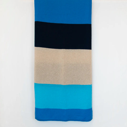 Sciarpa in maglia 100% cashmere blu e beige, Made in Italy, realizzata su antichi telai. Grazie alla sua ampiezza, può essere utilizzata anche come stola. La pregiata fibra di cashmere offre un'eccezionale finezza e qualità termoisolanti, assicurando calore, protezione e leggerezza in tutte le stagioni. Un accessorio versatile, frutto della creatività di designer specializzati, che aggiunge eleganza e comfort al tuo look.