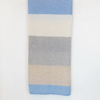 Sciarpa in maglia 100% cashmere celeste, beige e grigia, Made in Italy, realizzata su antichi telai. Grazie alla sua ampiezza, può essere utilizzata anche come stola. La pregiata fibra di cashmere offre un'eccezionale finezza e qualità termoisolanti, assicurando calore, protezione e leggerezza in tutte le stagioni. Un accessorio versatile, frutto della creatività di designer specializzati, che aggiunge eleganza e comfort al tuo look.