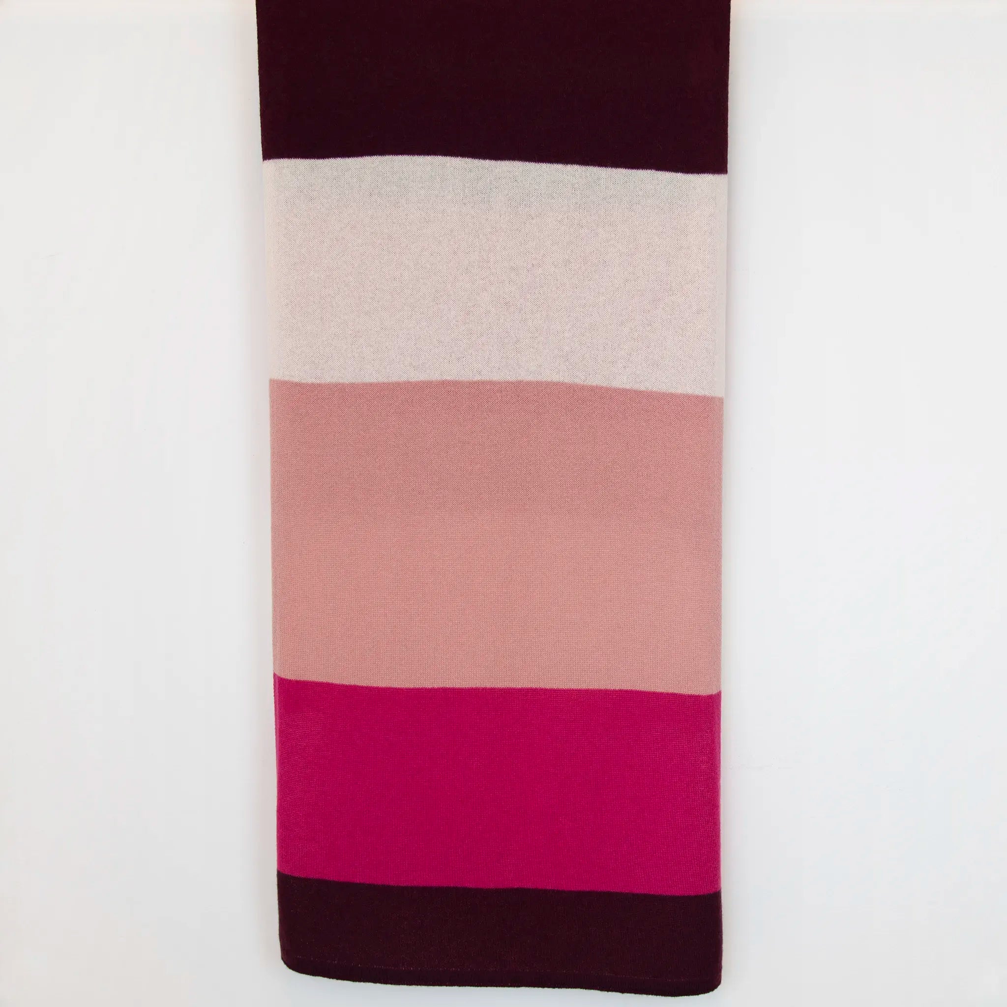 Sciarpa in maglia 100% cashmere rosa, viola e fucsia, Made in Italy, realizzata su antichi telai. Grazie alla sua ampiezza, può essere utilizzata anche come stola. La pregiata fibra di cashmere offre un'eccezionale finezza e qualità termoisolanti, assicurando calore, protezione e leggerezza in tutte le stagioni. Un accessorio versatile, frutto della creatività di designer specializzati, che aggiunge eleganza e comfort al tuo look.