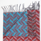 Sciarpa doubleface in cashmere e seta, Made in Italy su telai antichi. Colori tenui da un lato e tonalità vivaci dall'altro, per un look versatile e originale.