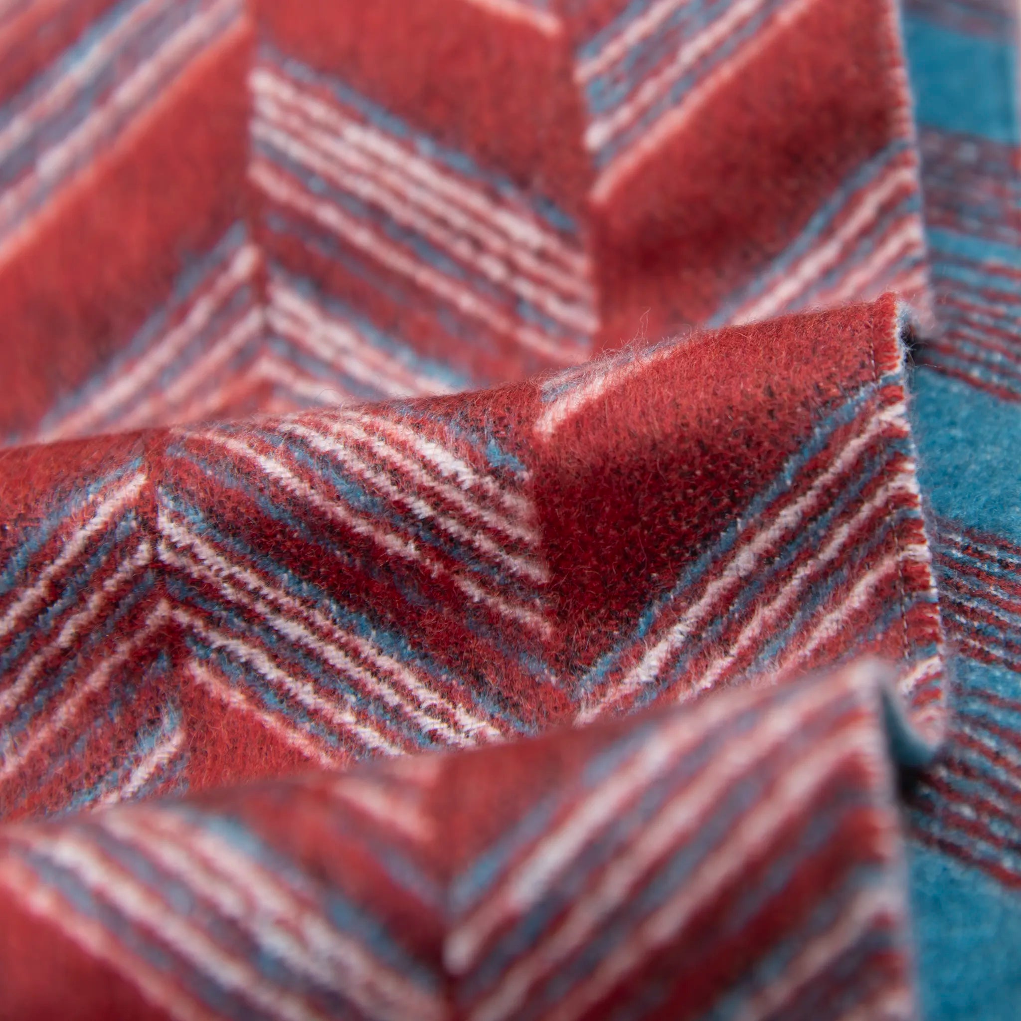 Dettaglio e texture della sciarpa doubleface in cashmere e seta, Made in Italy su telai antichi. Colori tenui da un lato e tonalità vivaci dall'altro, per un look versatile e originale.