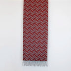 Sciarpa doubleface in cashmere e seta, Made in Italy su telai antichi. Colori tenui da un lato e tonalità vivaci dall'altro, per un look versatile e originale.