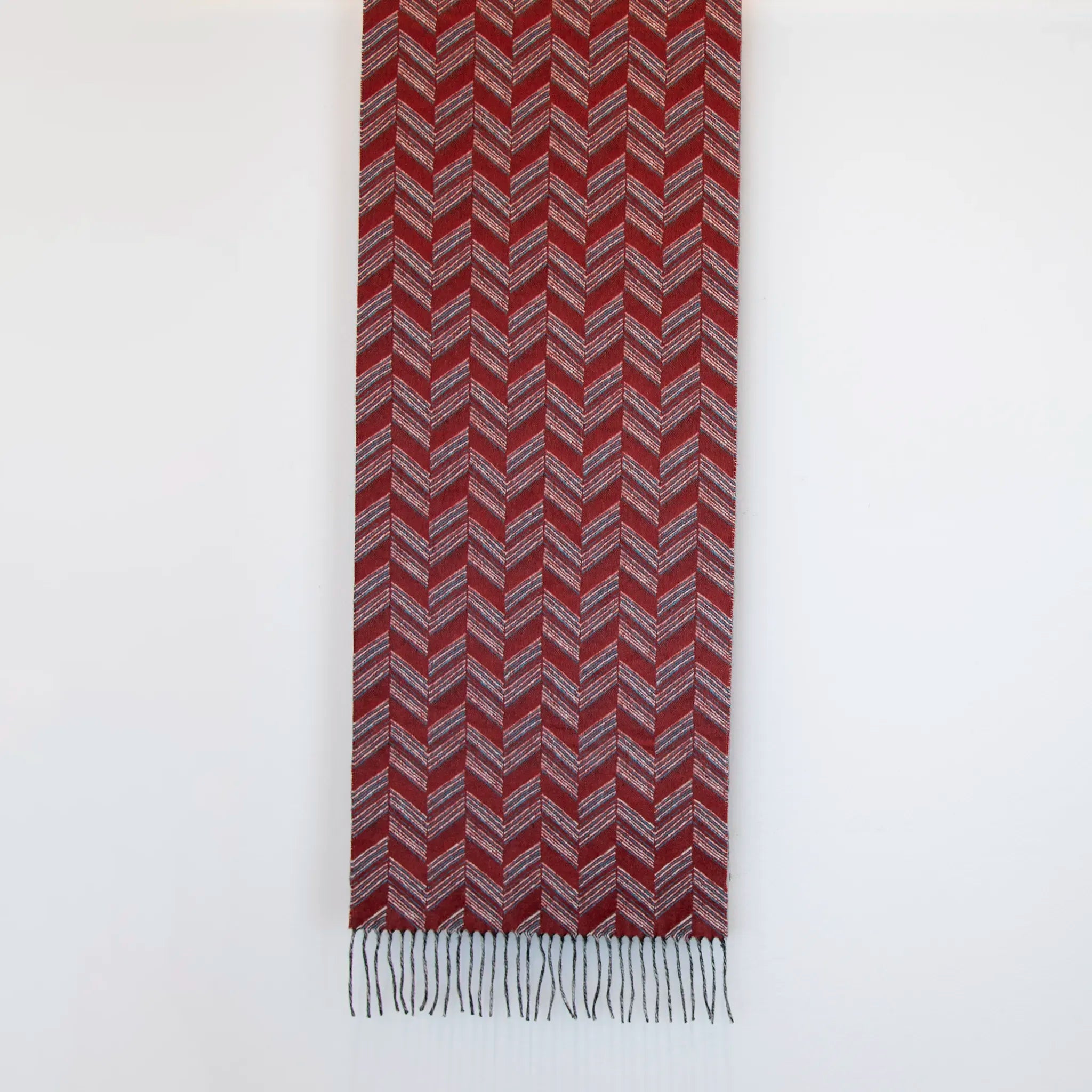 Sciarpa doubleface in cashmere e seta, Made in Italy su telai antichi. Colori tenui da un lato e tonalità vivaci dall'altro, per un look versatile e originale.