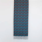 Sciarpa doubleface in cashmere e seta, Made in Italy su telai antichi. Colori tenui da un lato e tonalità vivaci dall'altro, per un look versatile e originale.