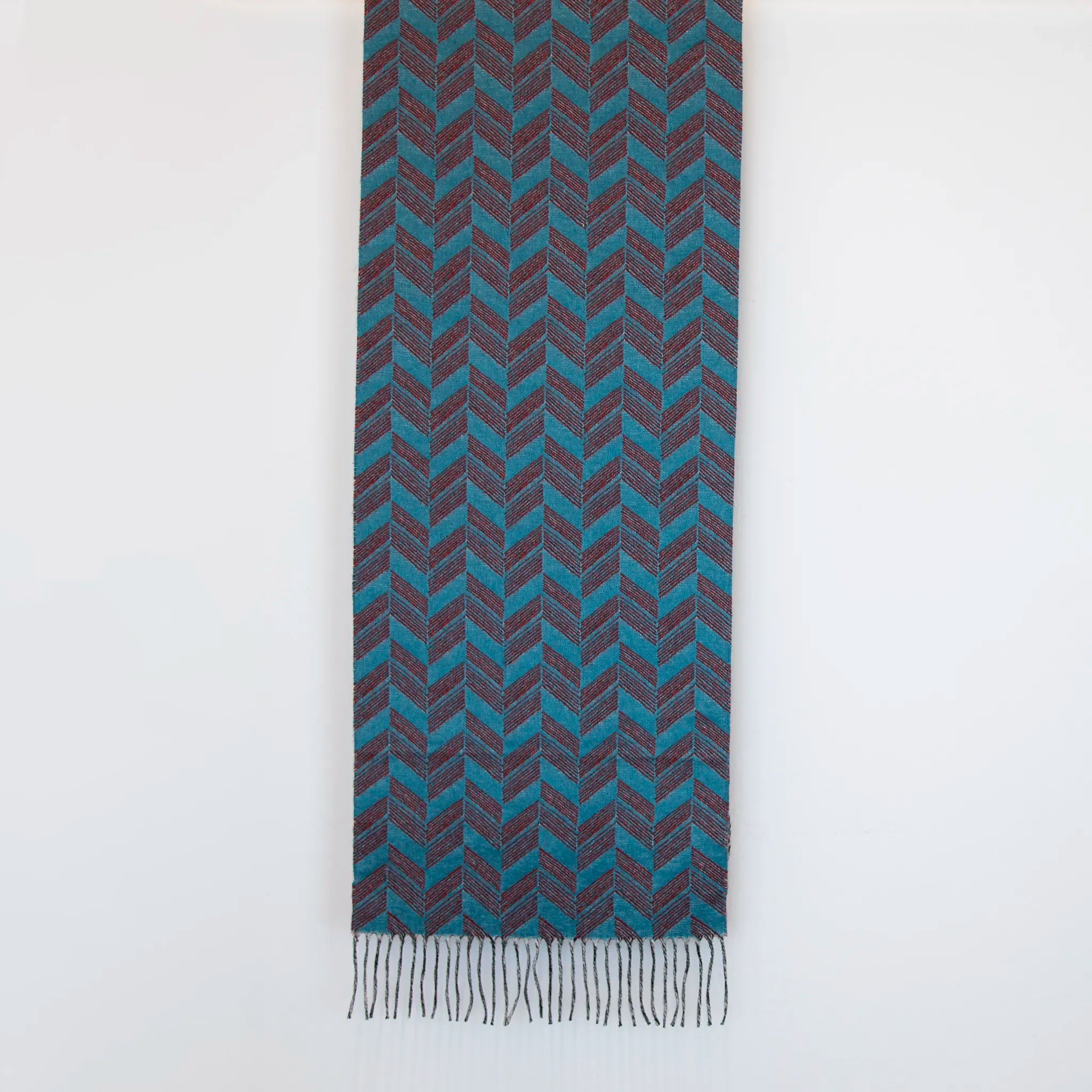 Sciarpa doubleface in cashmere e seta, Made in Italy su telai antichi. Colori tenui da un lato e tonalità vivaci dall'altro, per un look versatile e originale.