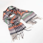 Sciarpa in cashmere e seta, arancio, viola, verde, Made in Italy, con pattern a righe trasversali che dona dinamismo visivo. La fusione armoniosa dei colori rende questa sciarpa facile da abbinare in ogni occasione, offrendo una sensazione di morbidezza, calore e leggerezza. Un accessorio raffinato, frutto della creatività di designer esperti, perfetto per ogni look.