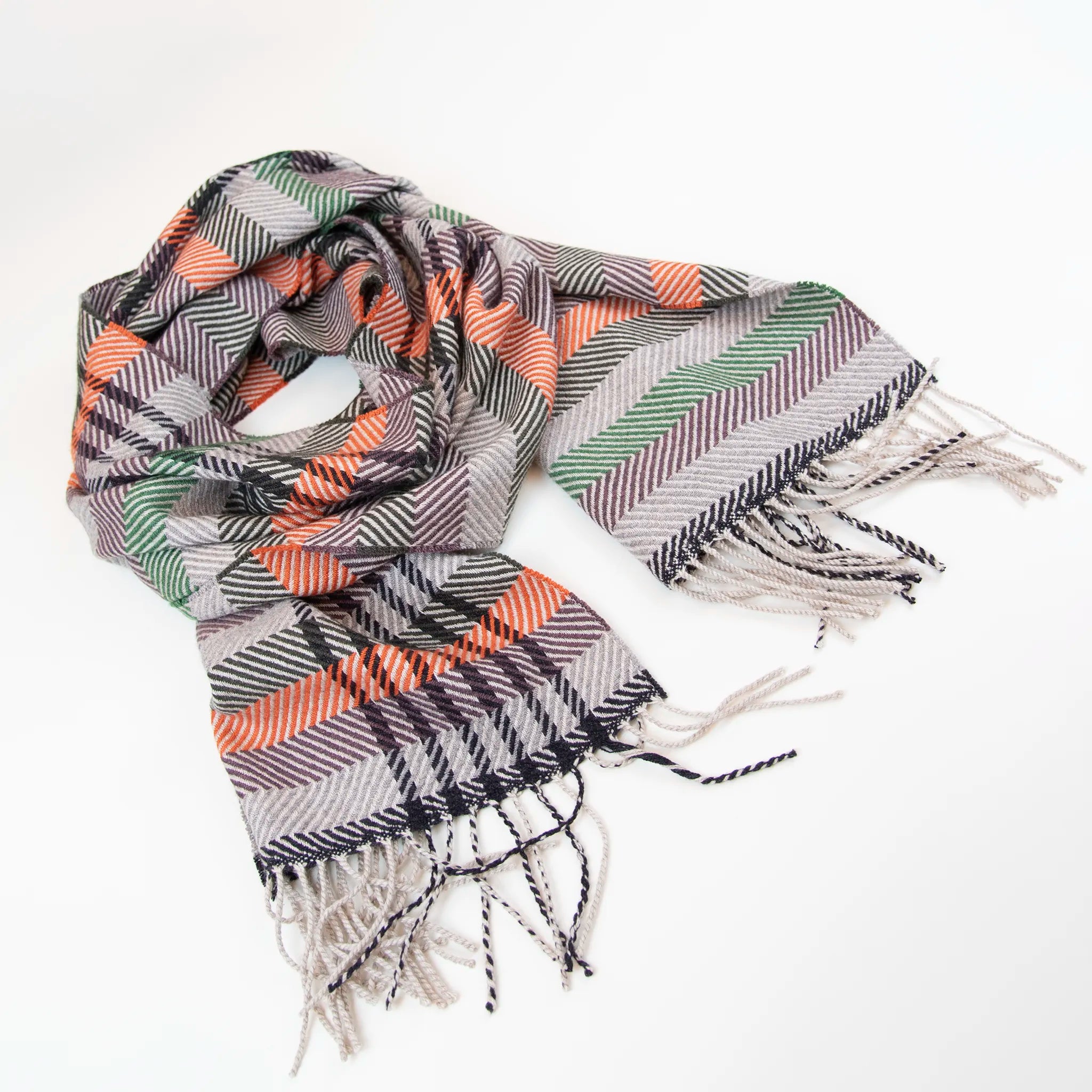 Sciarpa in cashmere e seta, arancio, viola, verde, Made in Italy, con pattern a righe trasversali che dona dinamismo visivo. La fusione armoniosa dei colori rende questa sciarpa facile da abbinare in ogni occasione, offrendo una sensazione di morbidezza, calore e leggerezza. Un accessorio raffinato, frutto della creatività di designer esperti, perfetto per ogni look.