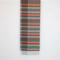 Sciarpa in cashmere e seta, arancio, viola, verde, Made in Italy, con pattern a righe trasversali che dona dinamismo visivo. La fusione armoniosa dei colori rende questa sciarpa facile da abbinare in ogni occasione, offrendo una sensazione di morbidezza, calore e leggerezza. Un accessorio raffinato, frutto della creatività di designer esperti, perfetto per ogni look.