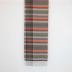 Sciarpa in cashmere e seta, arancio, viola, verde, Made in Italy, con pattern a righe trasversali che dona dinamismo visivo. La fusione armoniosa dei colori rende questa sciarpa facile da abbinare in ogni occasione, offrendo una sensazione di morbidezza, calore e leggerezza. Un accessorio raffinato, frutto della creatività di designer esperti, perfetto per ogni look.