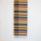 Sciarpa in cashmere e seta, gialla, marrone, verde, rossa, Made in Italy, con pattern a righe trasversali che dona dinamismo visivo. La fusione armoniosa dei colori rende questa sciarpa facile da abbinare in ogni occasione, offrendo una sensazione di morbidezza, calore e leggerezza. Un accessorio raffinato, frutto della creatività di designer esperti, perfetto per ogni look.