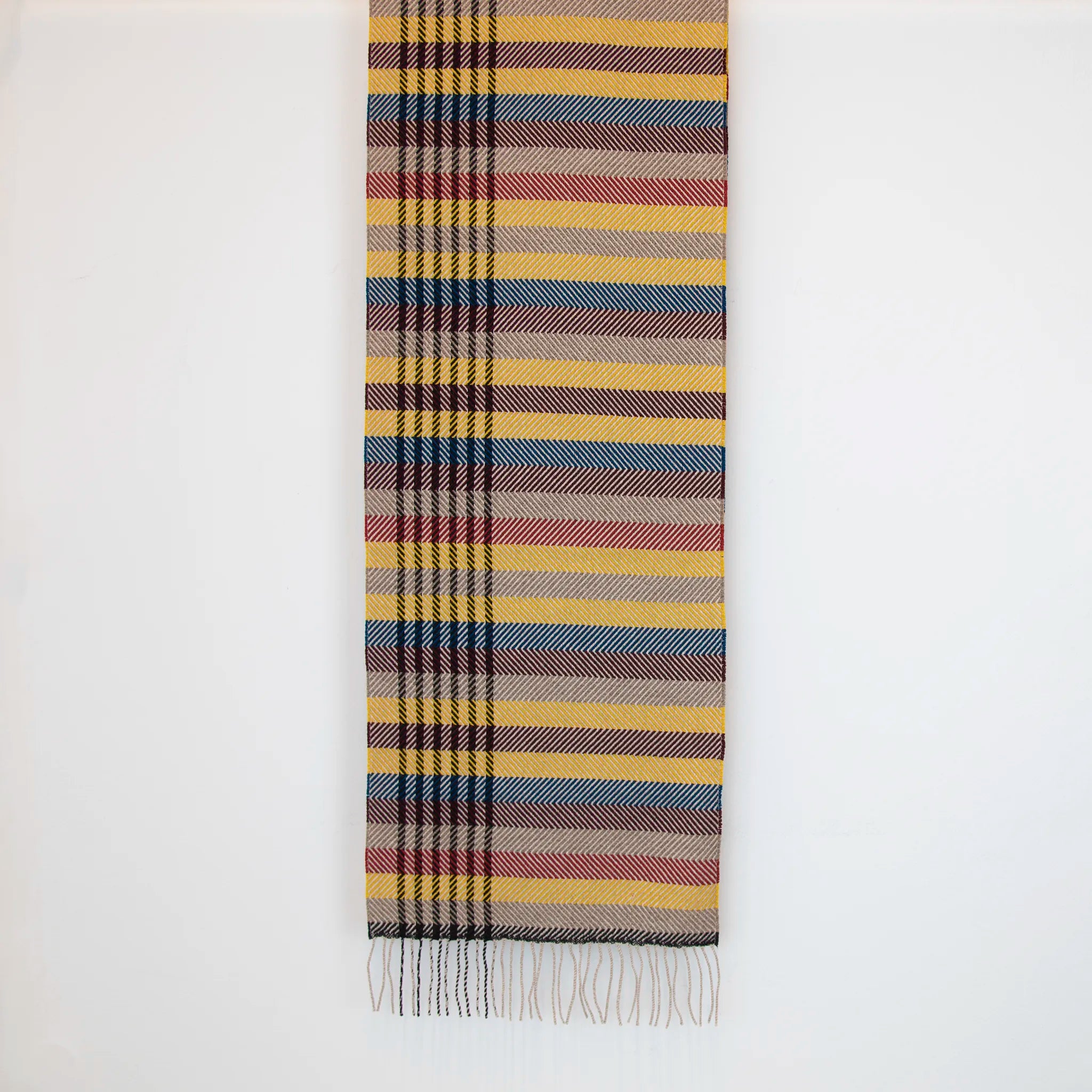 Sciarpa in cashmere e seta, gialla, marrone, verde, rossa, Made in Italy, con pattern a righe trasversali che dona dinamismo visivo. La fusione armoniosa dei colori rende questa sciarpa facile da abbinare in ogni occasione, offrendo una sensazione di morbidezza, calore e leggerezza. Un accessorio raffinato, frutto della creatività di designer esperti, perfetto per ogni look.