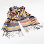 Sciarpa in cashmere e seta, gialla, marrone, verde, rossa, Made in Italy, con pattern a righe trasversali che dona dinamismo visivo. La fusione armoniosa dei colori rende questa sciarpa facile da abbinare in ogni occasione, offrendo una sensazione di morbidezza, calore e leggerezza. Un accessorio raffinato, frutto della creatività di designer esperti, perfetto per ogni look.