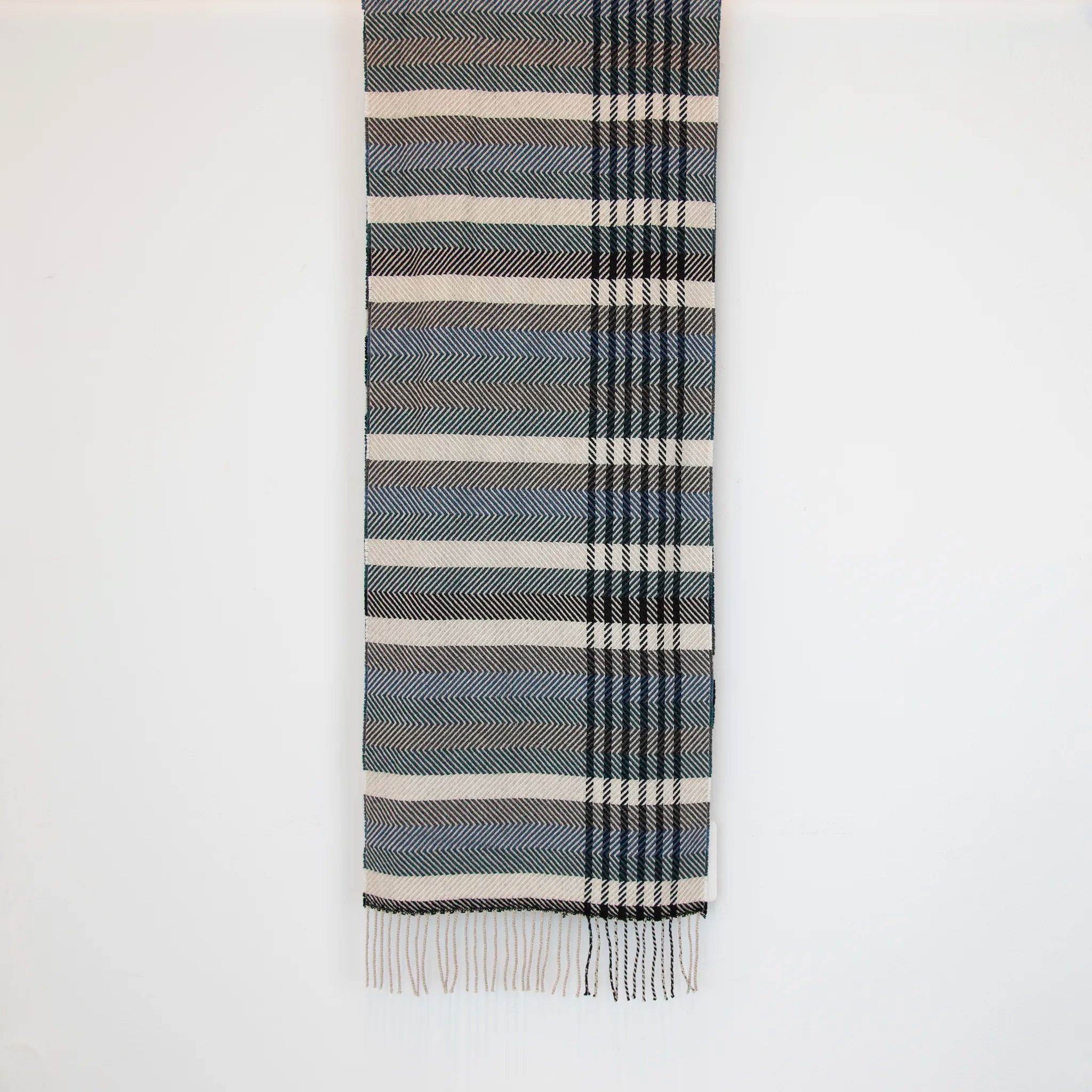 Sciarpa in cashmere e seta, blu, verde, grigia, Made in Italy, con pattern a righe trasversali che dona dinamismo visivo. La fusione armoniosa dei colori rende questa sciarpa facile da abbinare in ogni occasione, offrendo una sensazione di morbidezza, calore e leggerezza. Un accessorio raffinato, frutto della creatività di designer esperti, perfetto per ogni look.