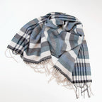 Sciarpa in cashmere e seta, blu, verde, grigia, Made in Italy, con pattern a righe trasversali che dona dinamismo visivo. La fusione armoniosa dei colori rende questa sciarpa facile da abbinare in ogni occasione, offrendo una sensazione di morbidezza, calore e leggerezza. Un accessorio raffinato, frutto della creatività di designer esperti, perfetto per ogni look.