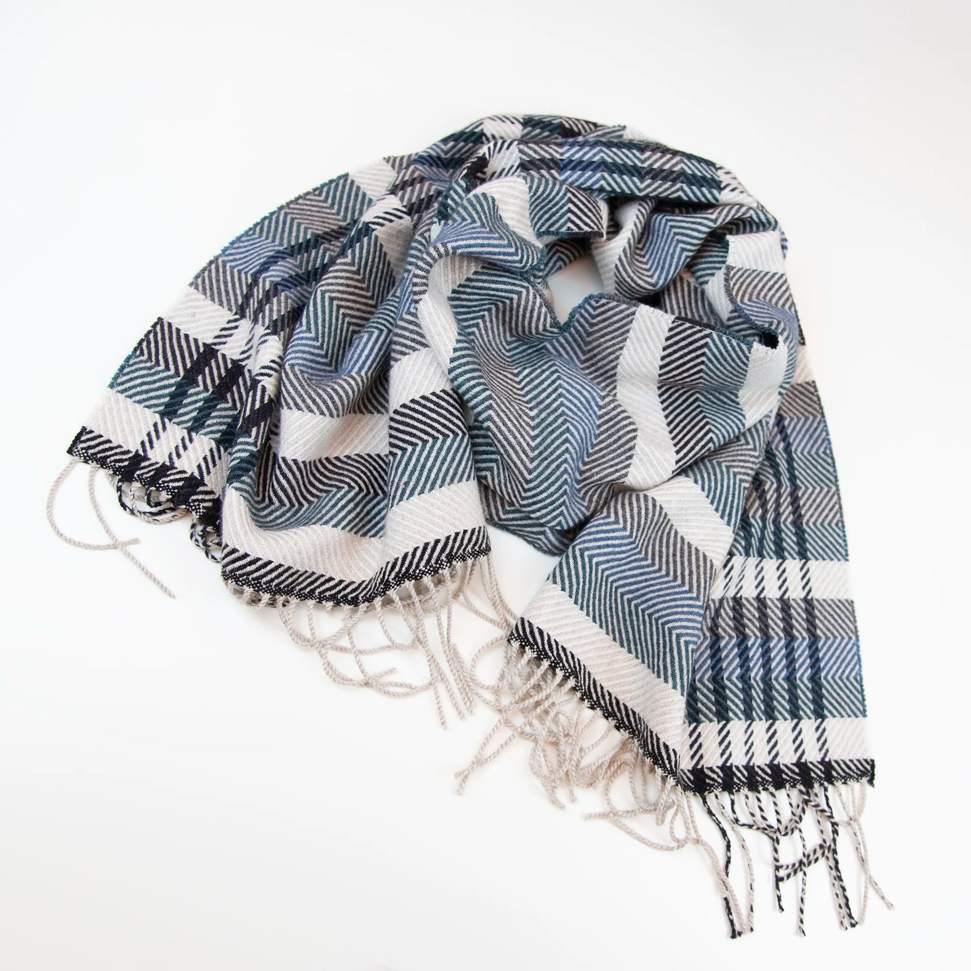 Sciarpa in cashmere e seta, blu, verde, grigia, Made in Italy, con pattern a righe trasversali che dona dinamismo visivo. La fusione armoniosa dei colori rende questa sciarpa facile da abbinare in ogni occasione, offrendo una sensazione di morbidezza, calore e leggerezza. Un accessorio raffinato, frutto della creatività di designer esperti, perfetto per ogni look.