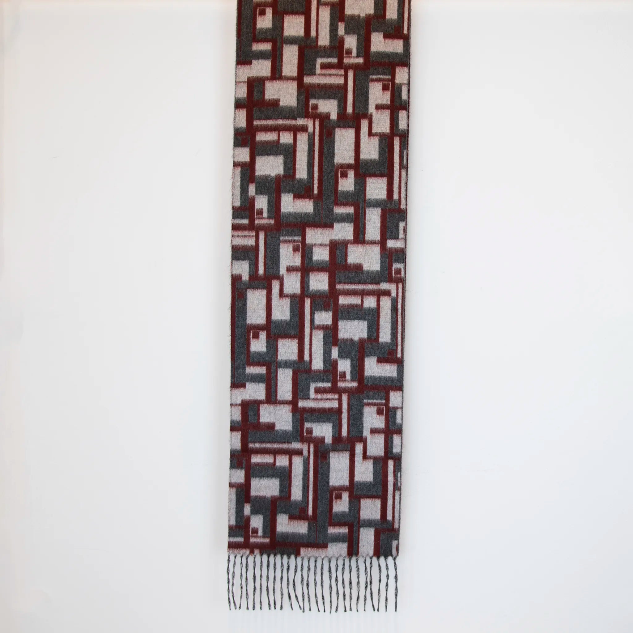 Sciarpa in cashmere e seta pettinata, Made in Italy, morbida e avvolgente, ispirata all'agglomerato urbano di New York visto dall'alto. Lavorazione artigianale con tessuto setoso e vellutato, leggero e delicato sulla pelle, con una lunga durata grazie all'uso di telai antichi. Creatività e design unici per un prodotto esclusivo.