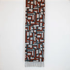 Sciarpa in cashmere e seta pettinata, Made in Italy, morbida e avvolgente, ispirata all'agglomerato urbano di New York visto dall'alto. Lavorazione artigianale con tessuto setoso e vellutato, leggero e delicato sulla pelle, con una lunga durata grazie all'uso di telai antichi. Creatività e design unici per un prodotto esclusivo.