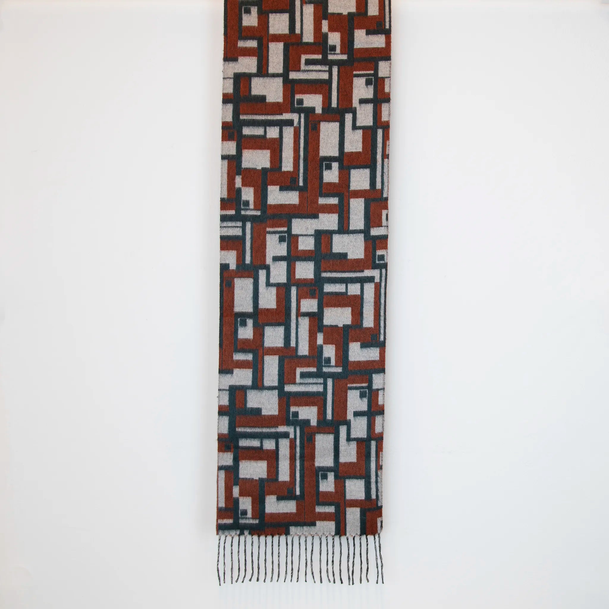 Sciarpa in cashmere e seta pettinata, Made in Italy, morbida e avvolgente, ispirata all'agglomerato urbano di New York visto dall'alto. Lavorazione artigianale con tessuto setoso e vellutato, leggero e delicato sulla pelle, con una lunga durata grazie all'uso di telai antichi. Creatività e design unici per un prodotto esclusivo.