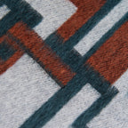 Dettagli e texture tessuto della Sciarpa in cashmere e seta pettinata, Made in Italy, morbida e avvolgente, ispirata all'agglomerato urbano di New York visto dall'alto. Lavorazione artigianale con tessuto setoso e vellutato, leggero e delicato sulla pelle, con una lunga durata grazie all'uso di telai antichi. Creatività e design unici per un prodotto esclusivo.