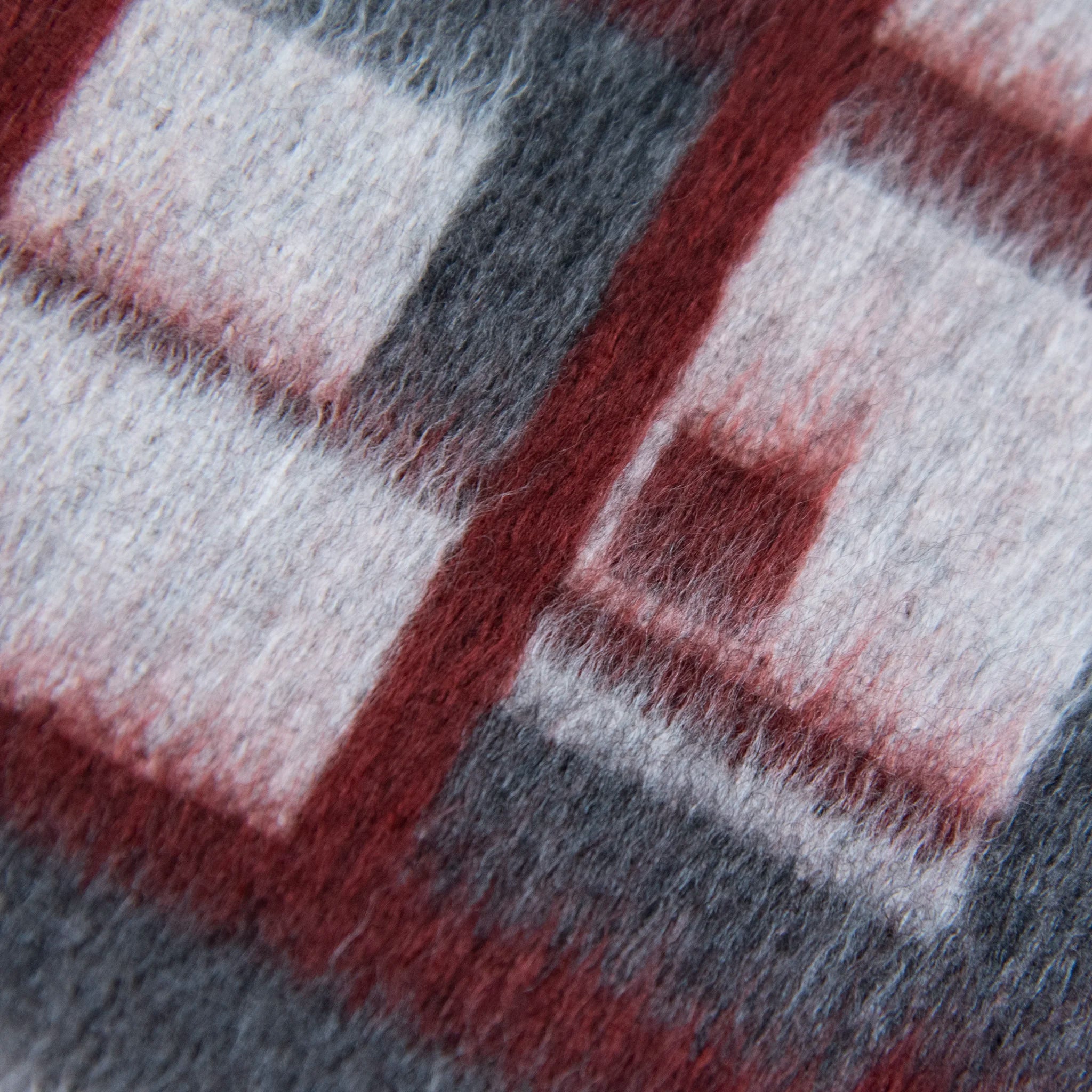 Dettagli e texture della Sciarpa in cashmere e seta pettinata, Made in Italy, morbida e avvolgente, ispirata all'agglomerato urbano di New York visto dall'alto. Lavorazione artigianale con tessuto setoso e vellutato, leggero e delicato sulla pelle, con una lunga durata grazie all'uso di telai antichi. Creatività e design unici per un prodotto esclusivo.