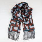 Sciarpa in cashmere e seta pettinata, Made in Italy, morbida e avvolgente, ispirata all'agglomerato urbano di New York visto dall'alto. Lavorazione artigianale con tessuto setoso e vellutato, leggero e delicato sulla pelle, con una lunga durata grazie all'uso di telai antichi. Creatività e design unici per un prodotto esclusivo.