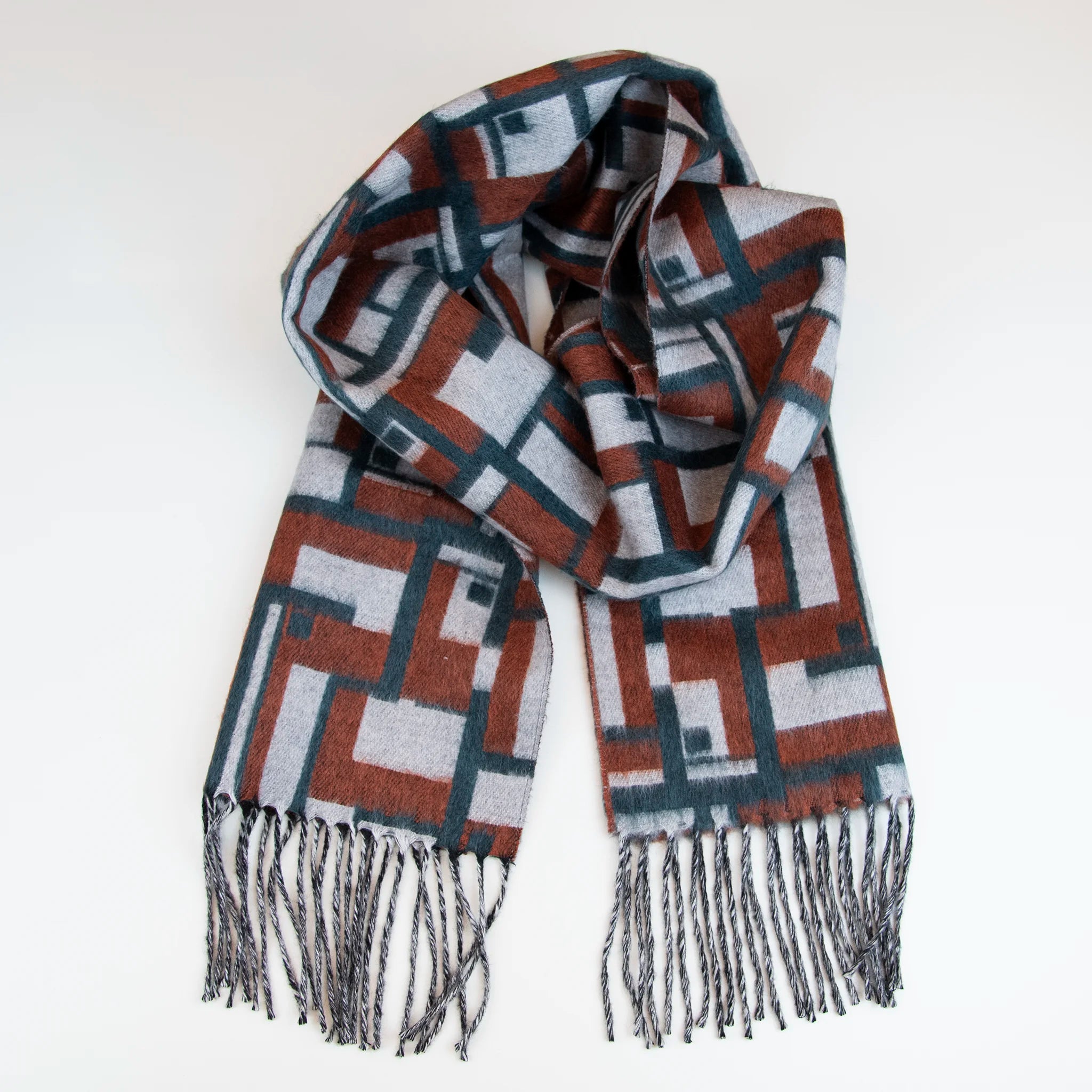 Sciarpa in cashmere e seta pettinata, Made in Italy, morbida e avvolgente, ispirata all'agglomerato urbano di New York visto dall'alto. Lavorazione artigianale con tessuto setoso e vellutato, leggero e delicato sulla pelle, con una lunga durata grazie all'uso di telai antichi. Creatività e design unici per un prodotto esclusivo.