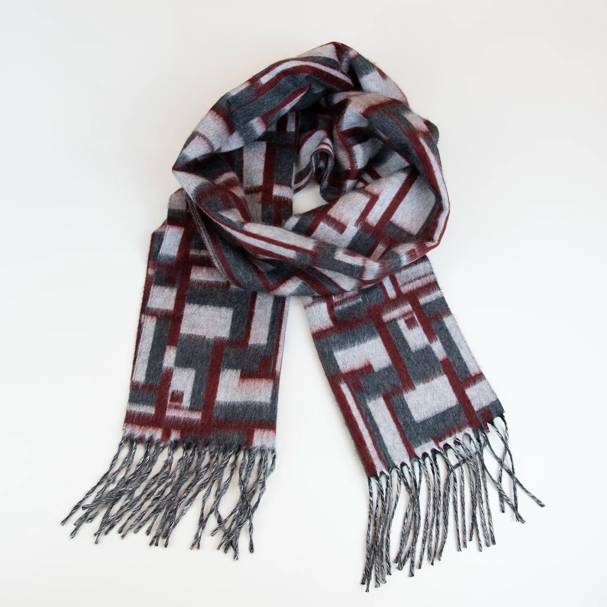 Sciarpa in cashmere e seta pettinata, Made in Italy, morbida e avvolgente, ispirata all'agglomerato urbano di New York visto dall'alto. Lavorazione artigianale con tessuto setoso e vellutato, leggero e delicato sulla pelle, con una lunga durata grazie all'uso di telai antichi. Creatività e design unici per un prodotto esclusivo.